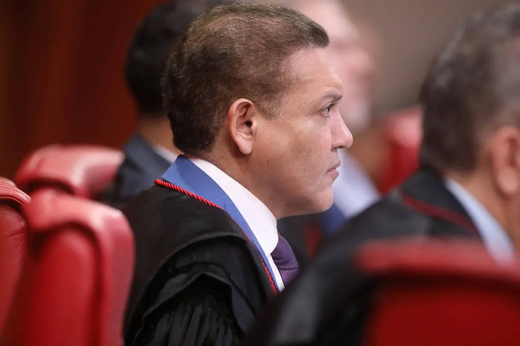 Presidente do TSE é criticado por suposta proximidade com Flávio