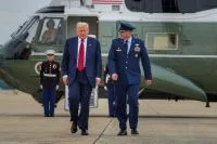 Marine One: Conheça helicóptero de Trump que voou perto de avião da Embraer