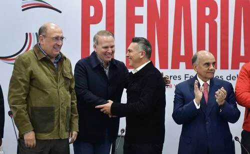 PRI le arrebata un diputado federal al PAN; Teo Kalionchiz abandona bancada blanquiazul y Alito Moreno le abre las puertas