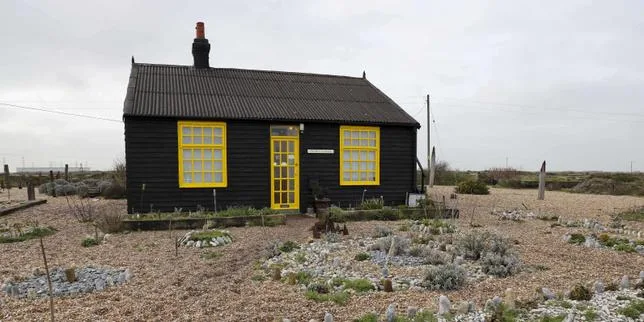 Dans la lande austère du Kent, le plasticien et cinéaste Derek Jarman a fait pousser des couleurs