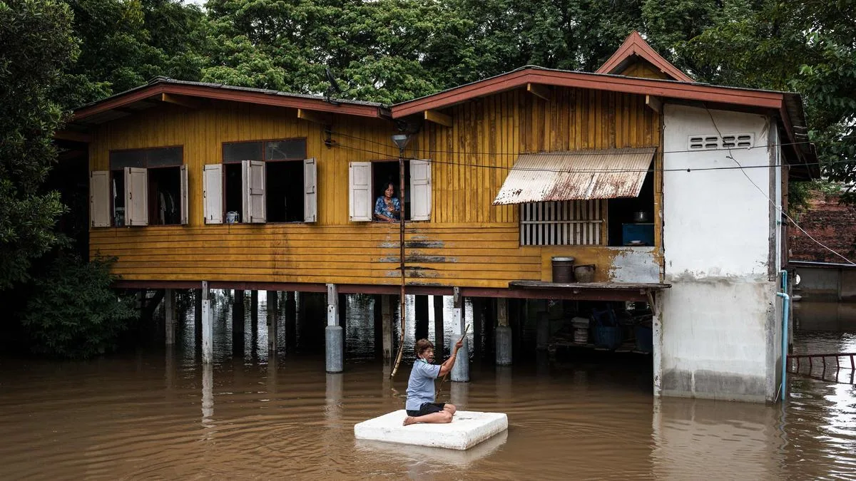 Thailand floods villages to protect capital
