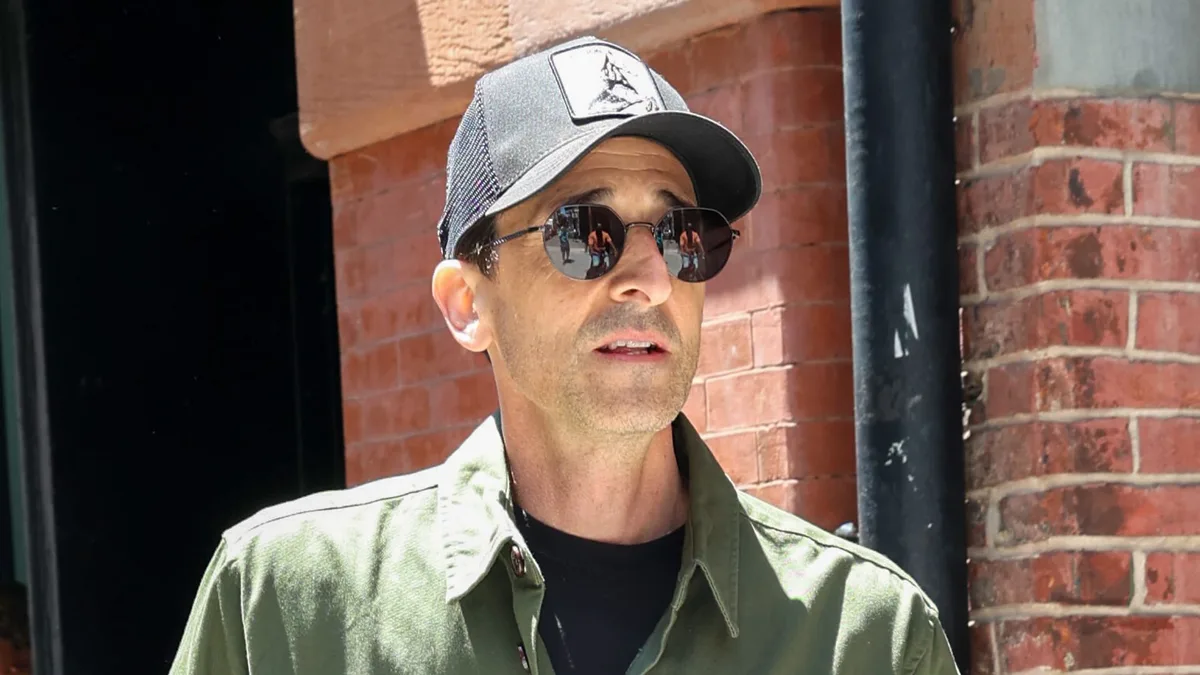 Adrien Brody sorprende con su plan más español en Mallorca junto a Cayetano Rivera y Domingo Zapata