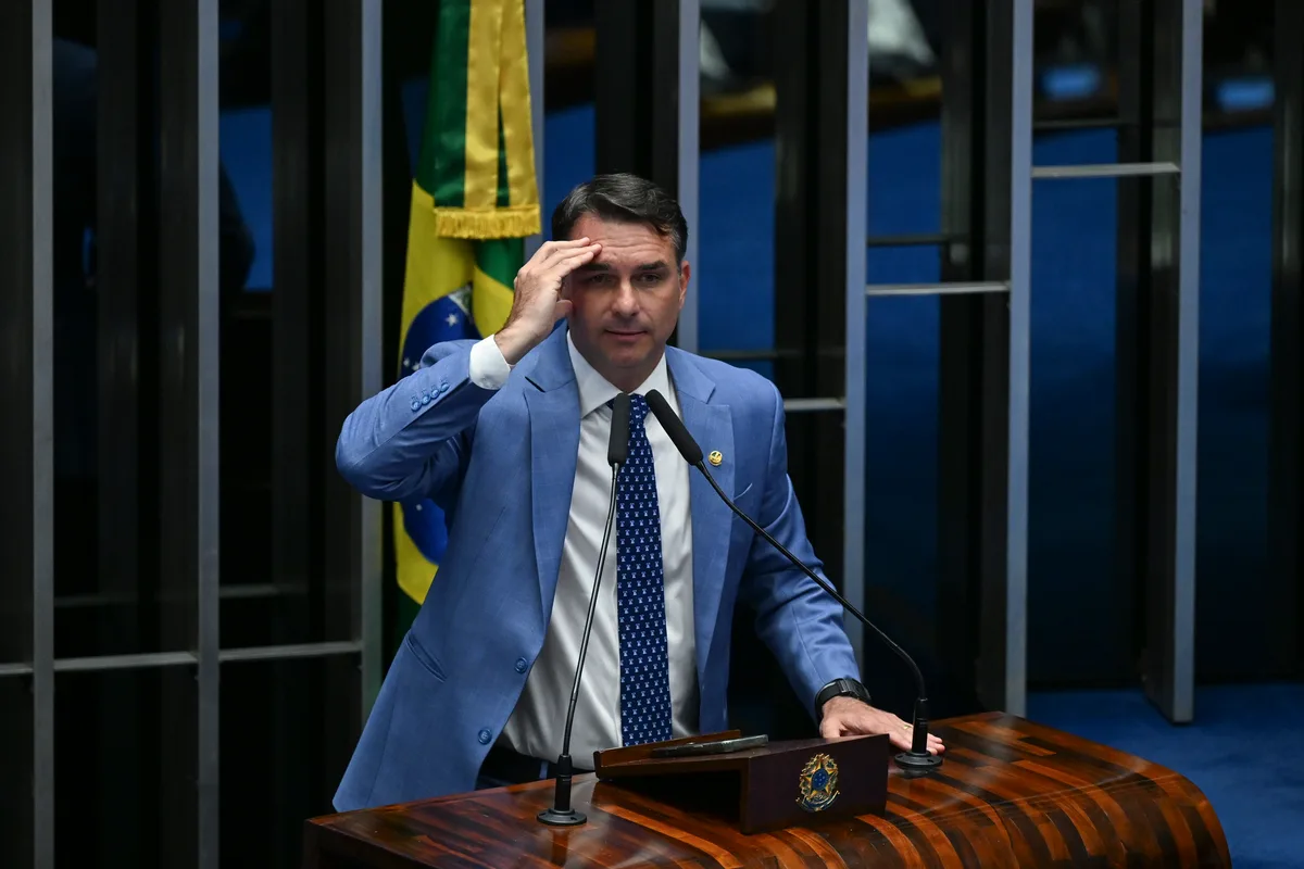PF aponta Flávio Bolsonaro em offshore ligada a jatinho de Vorcaro