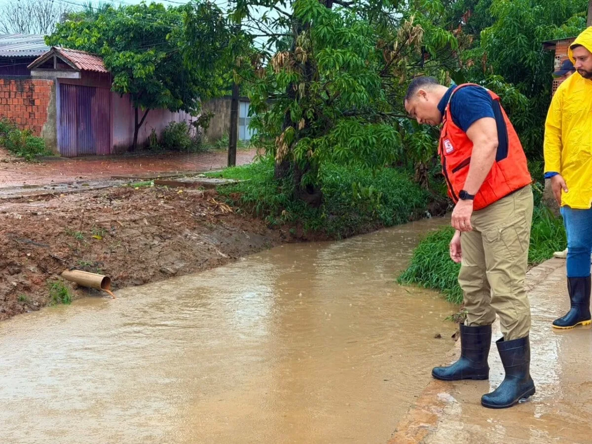 Igarapé Batista transborda após temporal e Defesa Civil faz monitoramento