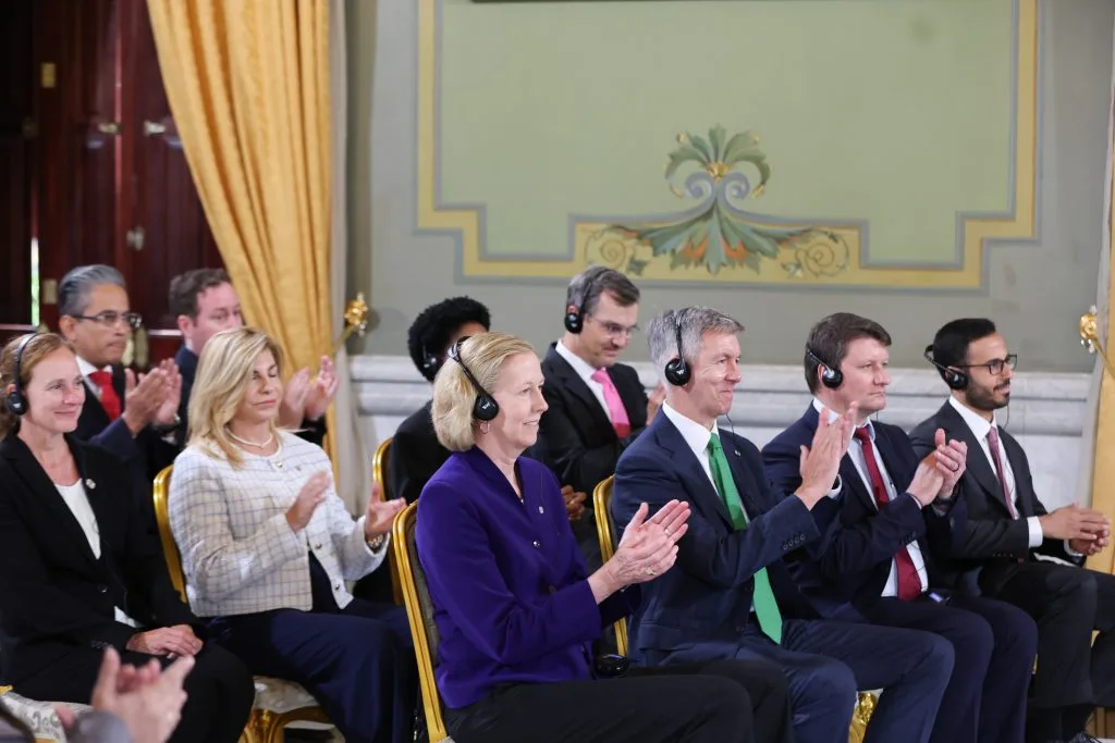 Presidenta (e) firma acuerdos para producción y exportación de gas