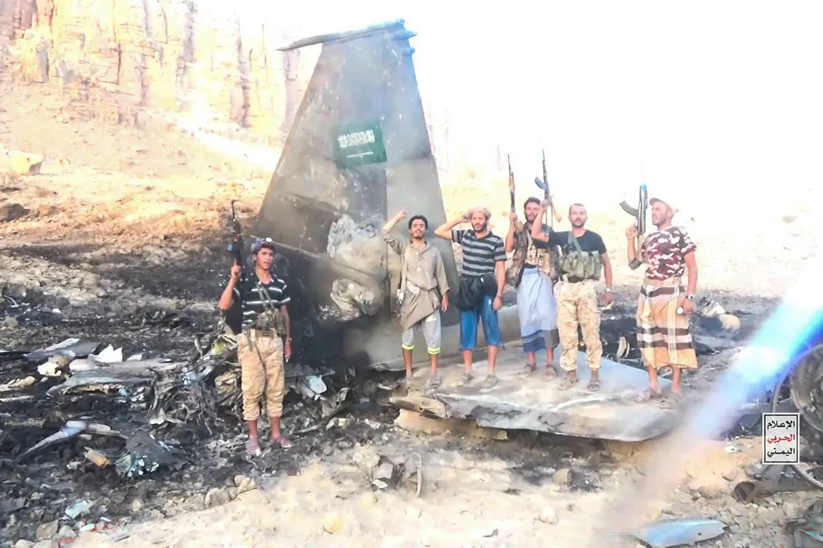 Rebeldes hutis divulgam imagens de suposto caça saudita abatido no Iêmen