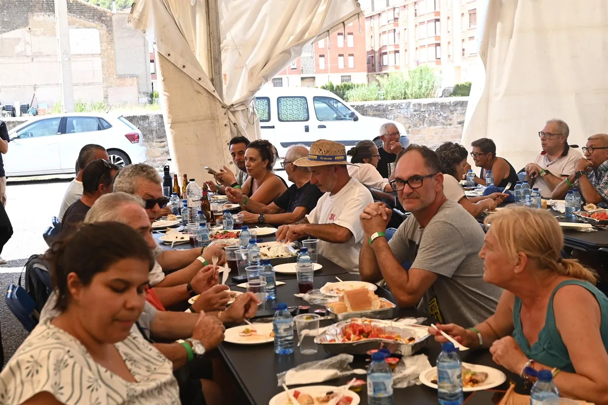 Los vecinos desalojados por el incendio de Riglos tienen ganas de volver: "Como en casa, en ningún sitio"