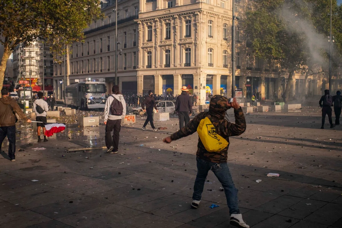 Mobilisation du 17 octobre : la France sous le choc au lendemain d'une journée ayant viré au chaos