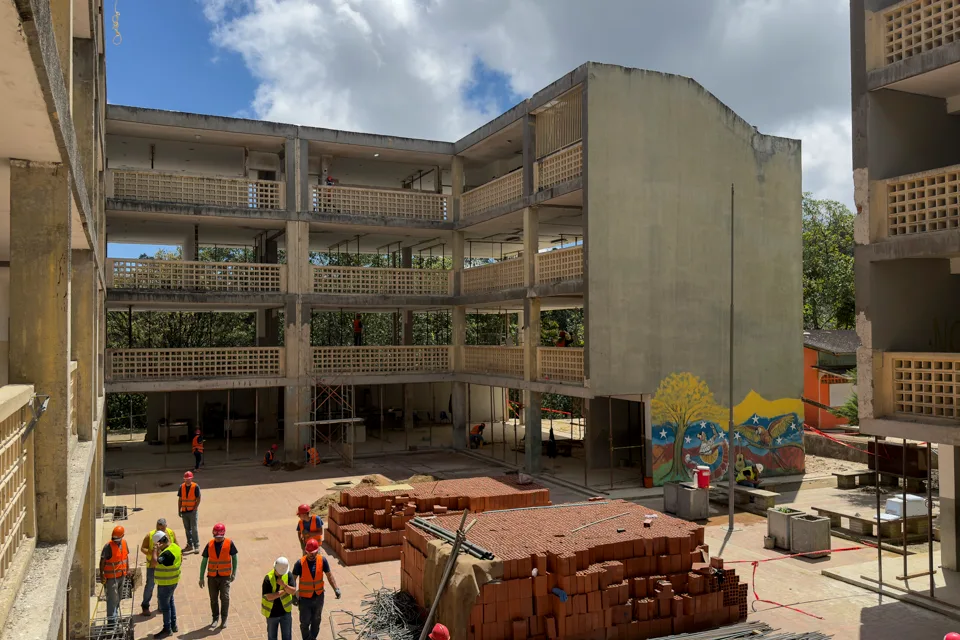 La escuela herida: reubicaciones, doble turno y reconstrucción marcan el regreso a clases