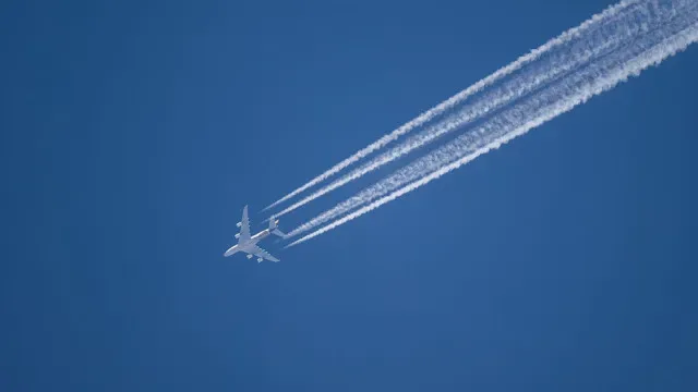 Evitar rastos de aviões atrasaria em 10 anos o seu impacto no aquecimento