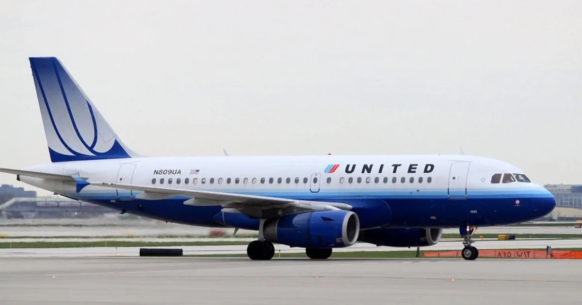 Evacúan a 180 pasajeros de una avión de American Airlines: dos ruedas explotaron al aterrizar en un aeropuerto de Chicago