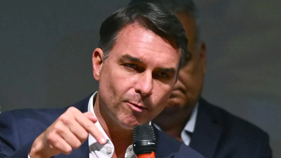 Flávio propõe fim da reeleição com mandato de 5 anos por emenda à Constituição