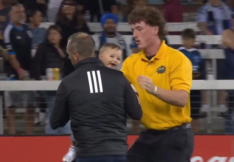 El momento en el que un bebé es retirado del campo de juego durante un partido de fútbol en Estados Unidos