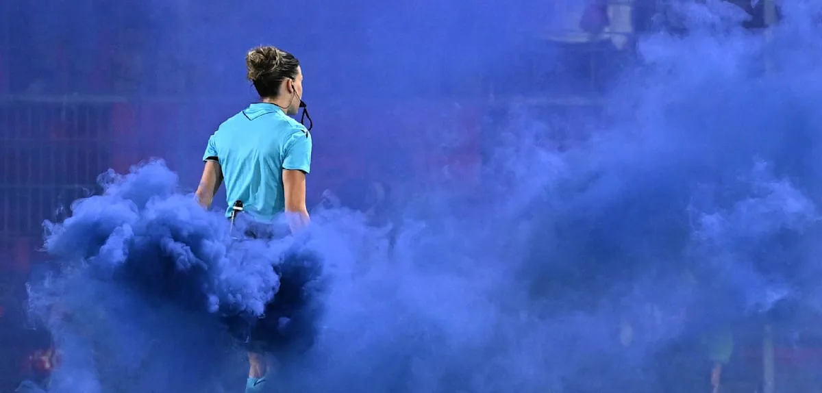 Würfe aus dem Biergarten – Pyro-Aktion kostet FC Bayern den Sieg