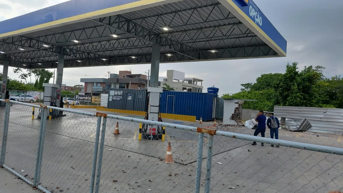 Suspeitos explodem posto de combustíveis e trocam tiros com a polícia, em João Pessoa; VÍDEO
