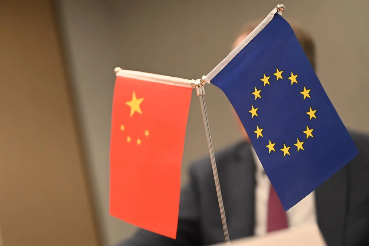 La UE espera que China rebaje a la mitad en cuatro años sus exportaciones de vehículos híbridos a Europa
