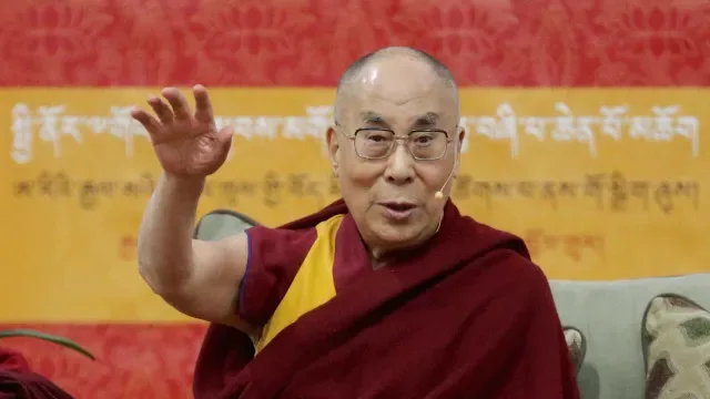 Dalai Lama reza pelas vítimas da enxurrada no Nepal