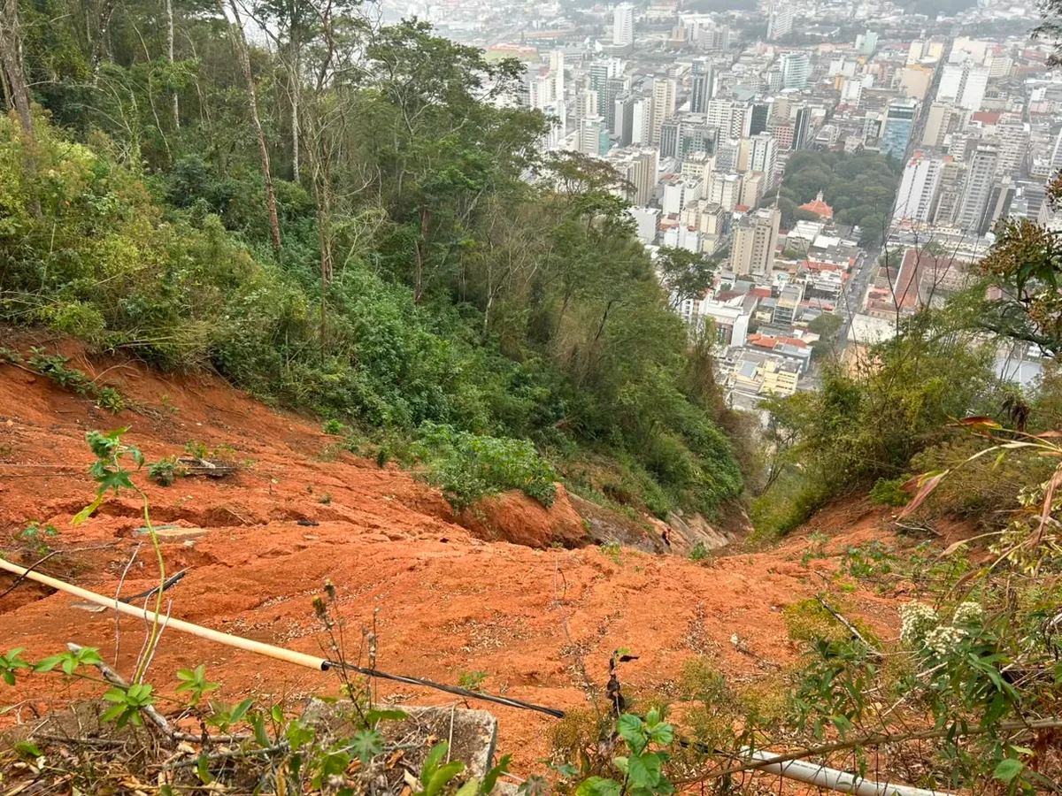 Mulher é socorrida em trilha no Morro do Cristo, em Juiz de Fora
