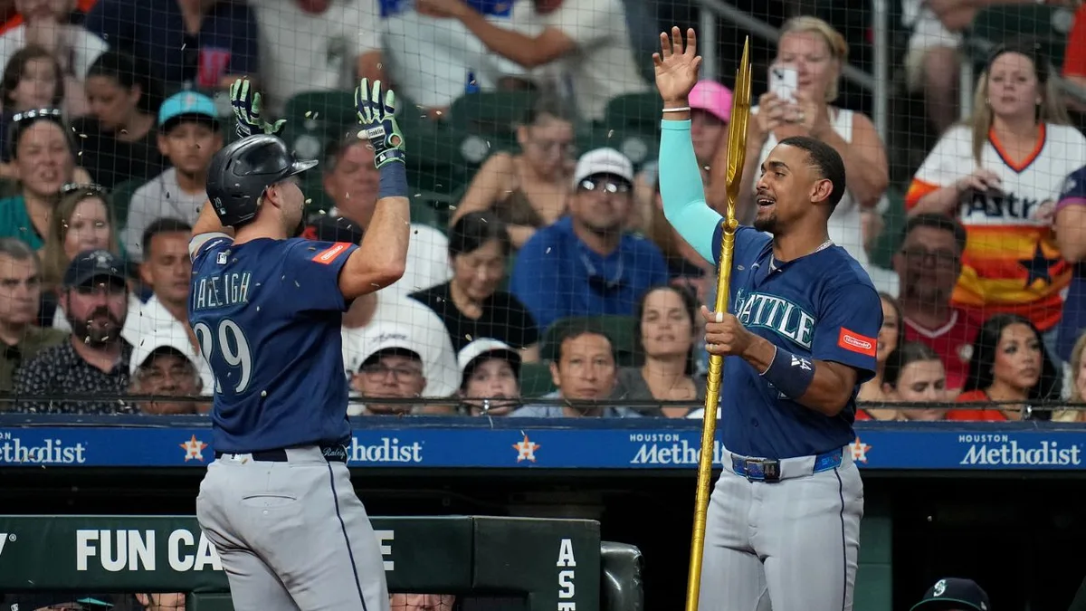 Mariners hang on for win over Astros as Raleigh goes deep