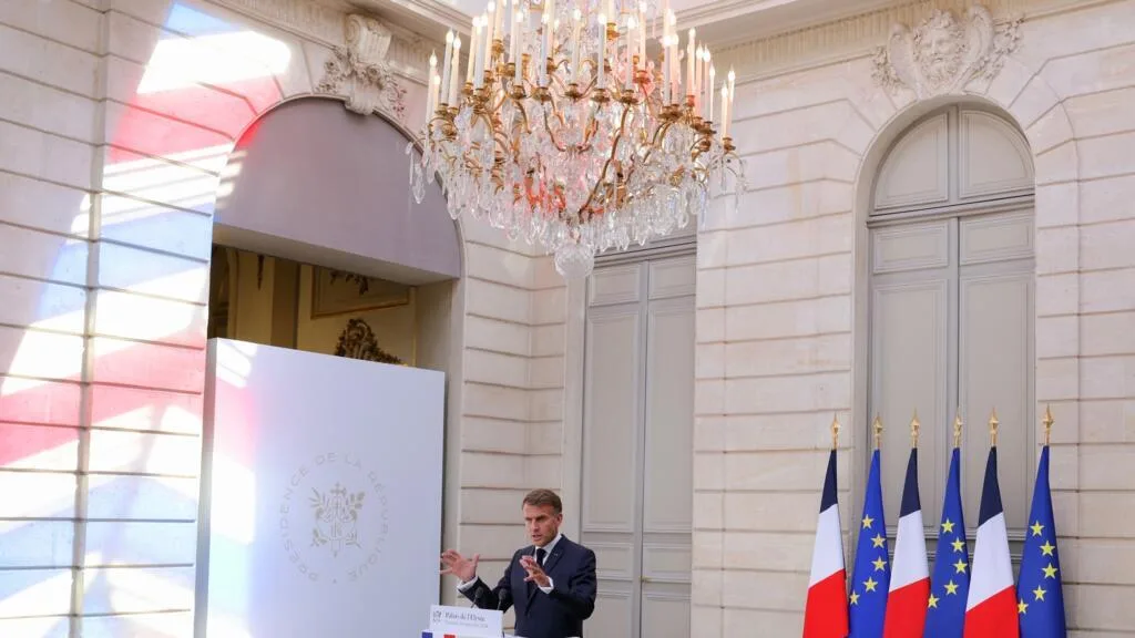 Face à l'instabilité internationale, Emmanuel Macron appelle à «rester unis, mobilisés»