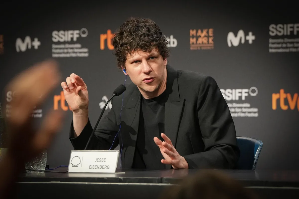 Jesse Eisenberg, de interpretar a Mark Zuckerberg en ‘La red social’ a director de ‘El debut’: “Es muy fácil volverte loco como actor”