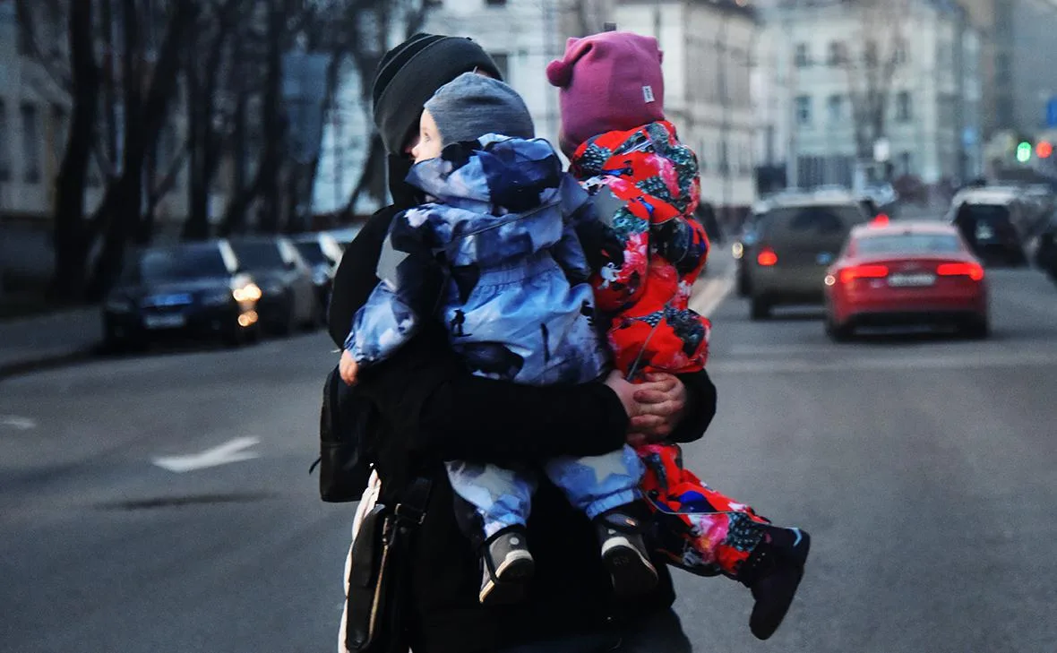 Работающие родители с детьми получили право на выплаты