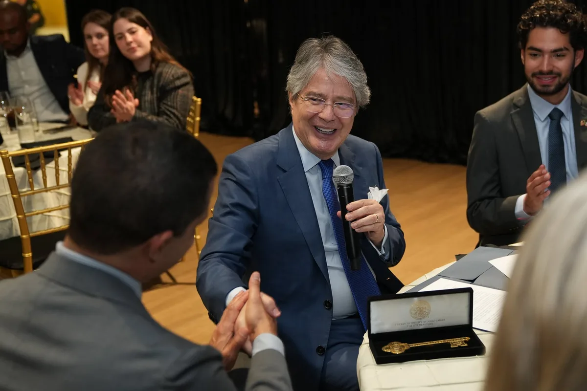 El ex presidente Guillermo Lasso recibió las llaves de la ciudad de Coral Gables durante la cena del Centro Adam Smith