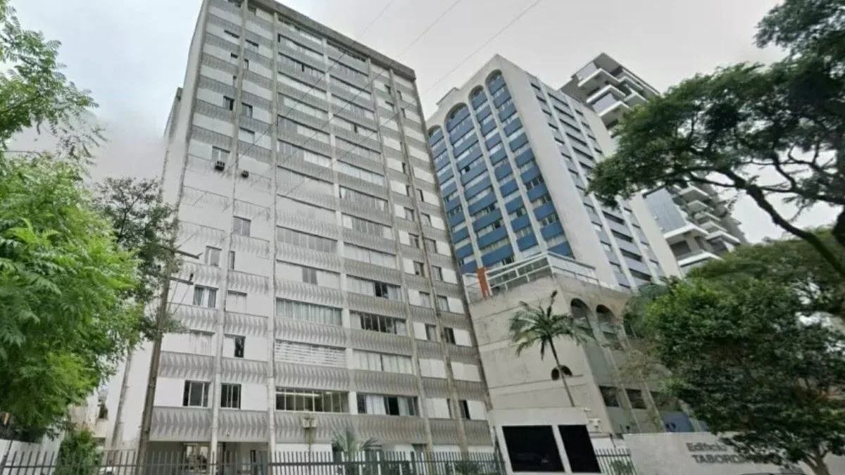 Pai, mãe e filho são encontrados mortos em apartamento de Curitiba após vizinhos sentirem mau cheiro
