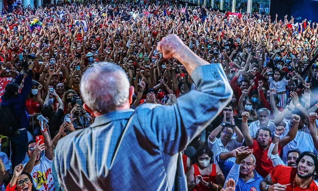 Quaest: 73% votam em Lula por considerá-lo melhor que Flávio Bolsonaro
