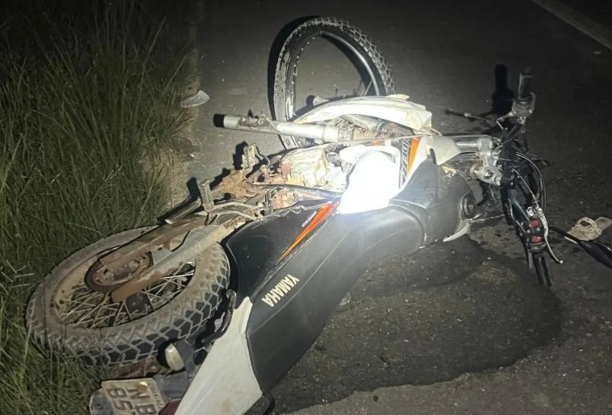 Motorista se recusa a fazer bafômetro após bater em moto na BR-174 e deixar dois jovens feridos