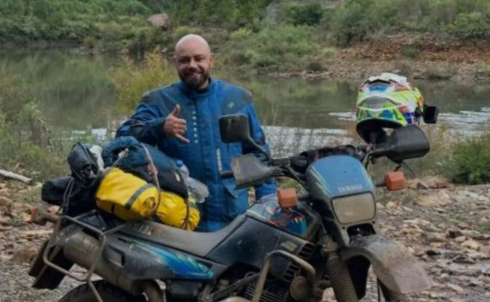 Motorista invade contramão ao desviar de cachorro, bate em motocicleta e piloto morre na hora em rodovia: “Perda irreparável”