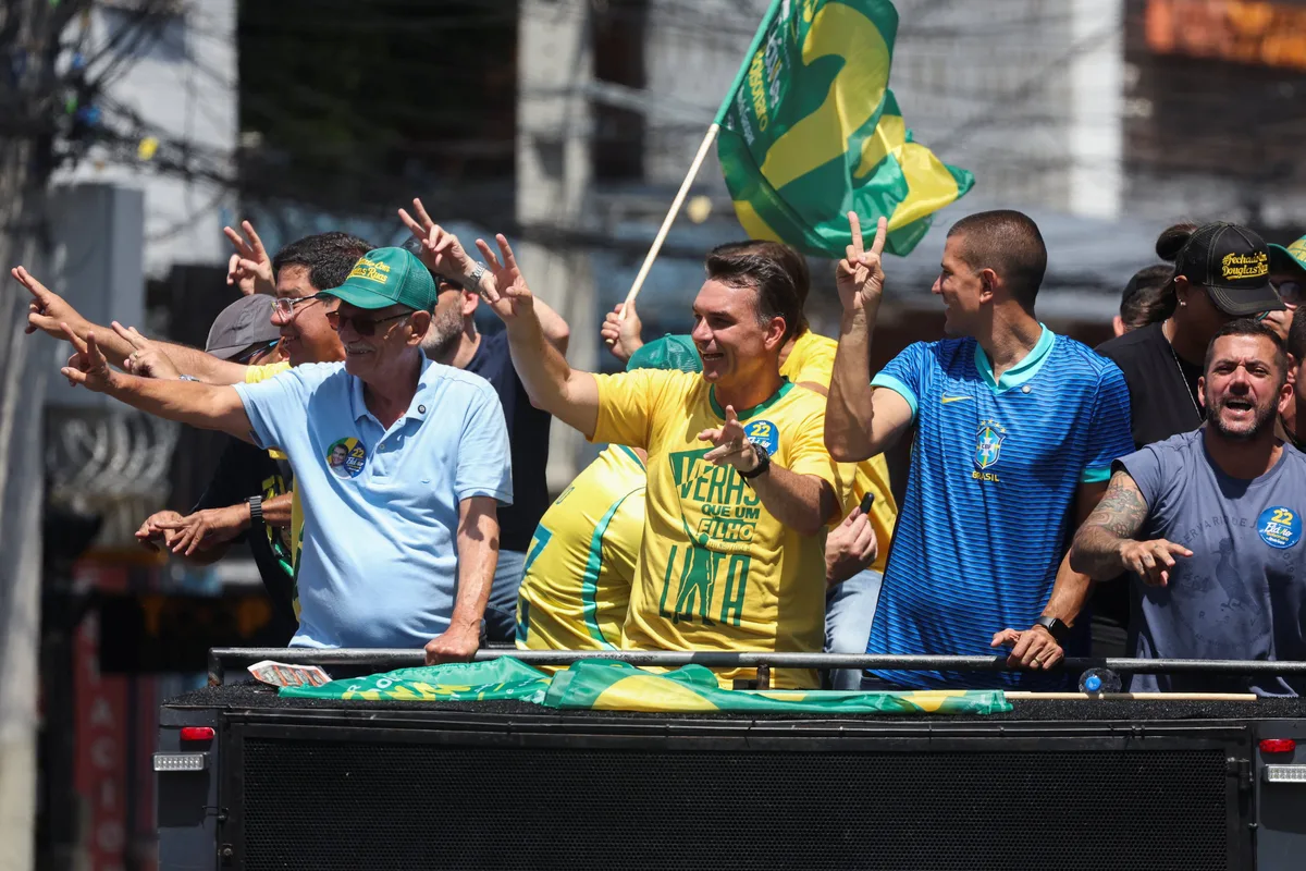 Flávio Bolsonaro conserva una ventaja de dos puntos sobre Lula a diez días del balotaje