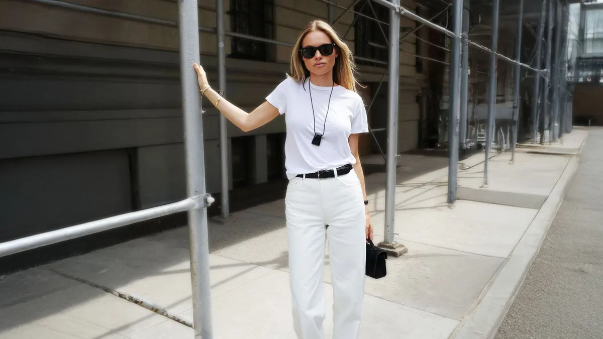 Una camiseta blanca y 10 looks que te salvarán en septiembre cuando no sepas qué ponerte