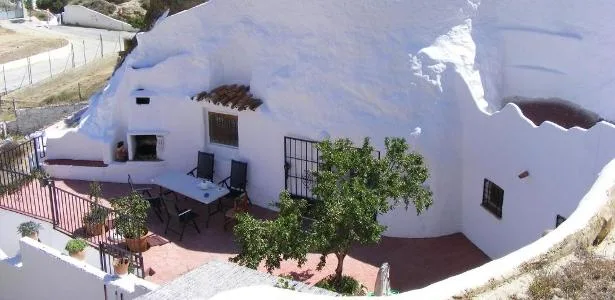 Guadix: a cidade espanhola onde milhares moram em casas dentro de cavernas