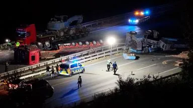 A2: Schwertransporter mit Baukran umgekippt