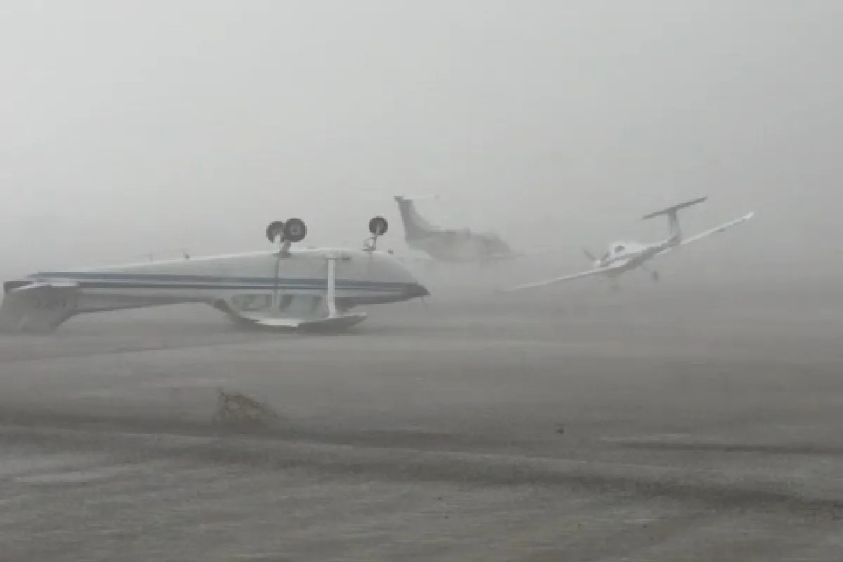 VÍDEO: avião capota e é arrastado durante tempestade com ventos de até 120km/h na Itália