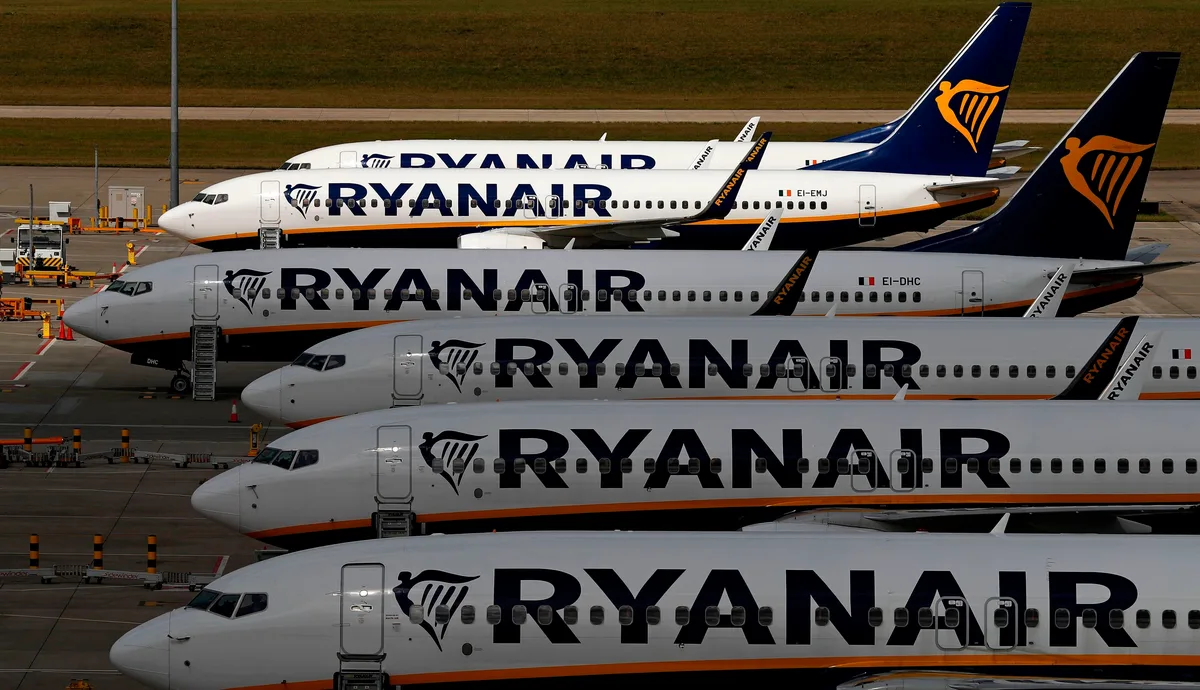 El calvario de los viajeros de un vuelo de Ryanair que se retrasó ocho horas con los pasajeros ya embarcados: "Tres personas se desmayaron y vinieron los servicios de emergencias"