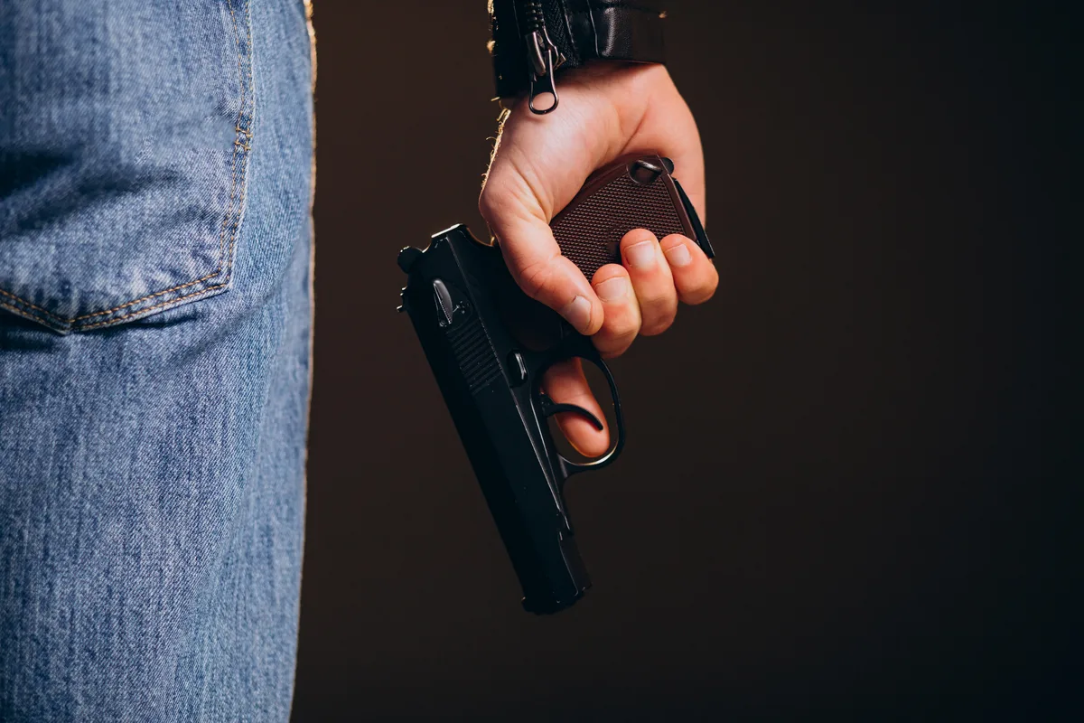 PM de folga atira em homem que atacou o próprio pai com faca