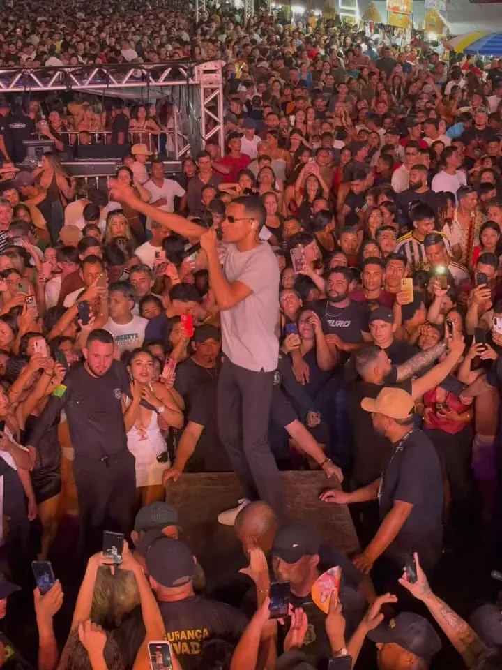 Netto Brito se emociona com multidão no Festival do Açaí, em Feijó
