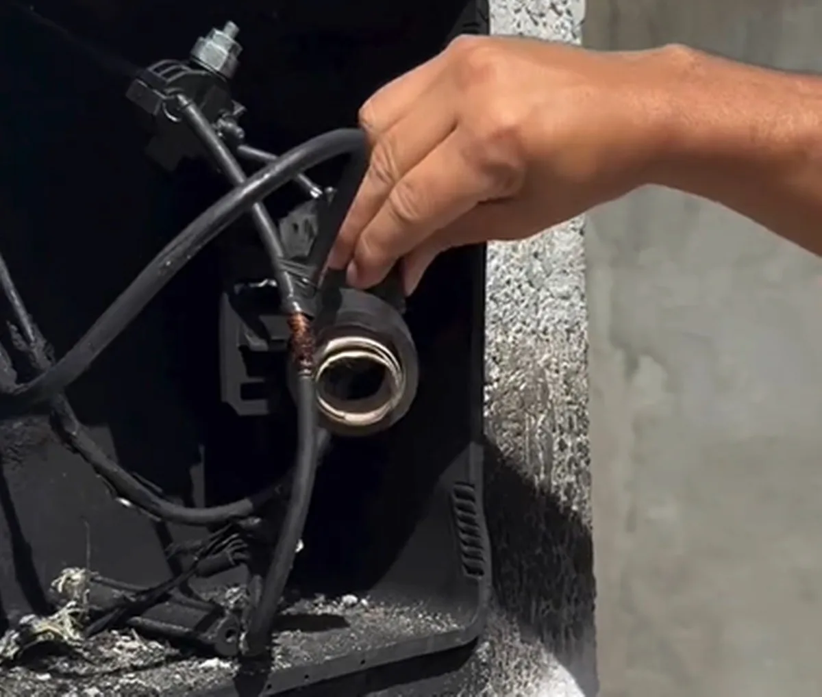 Homem é preso após publicar vídeo fazendo 'gato' de energia em João Pessoa
