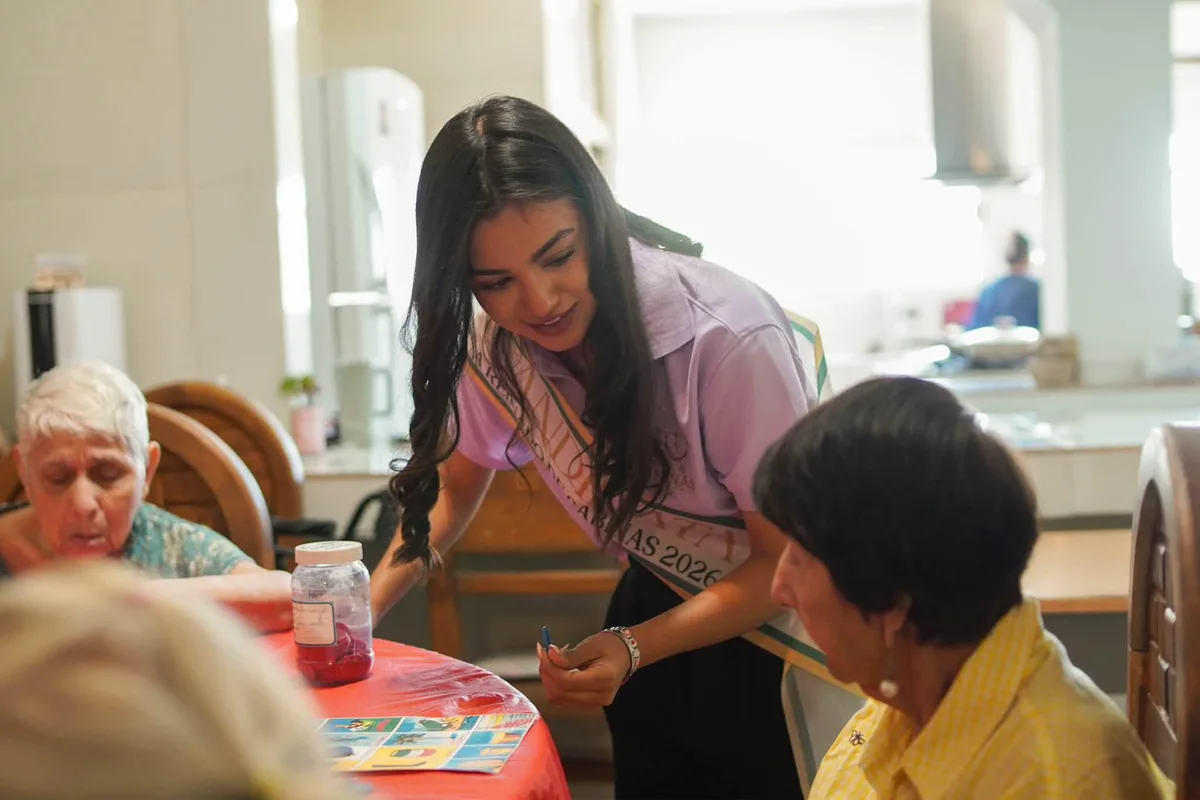 Candidatas a reina llevan alegría a los adultos mayores de Sabinas