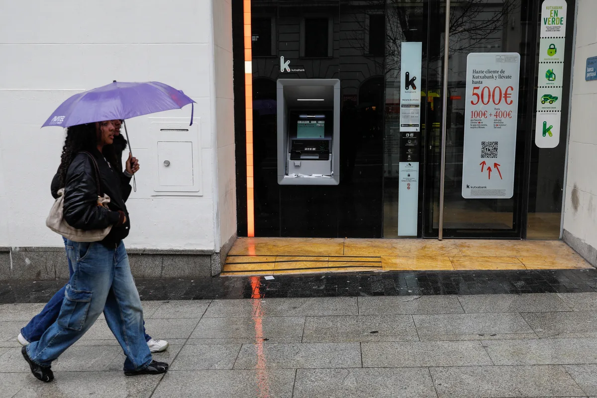 Los bancos españoles aligeran plantilla y oficinas en pleno despliegue de la IA: casi 7.000 salidas y 440 sucursales menos en otro año de resultados récord