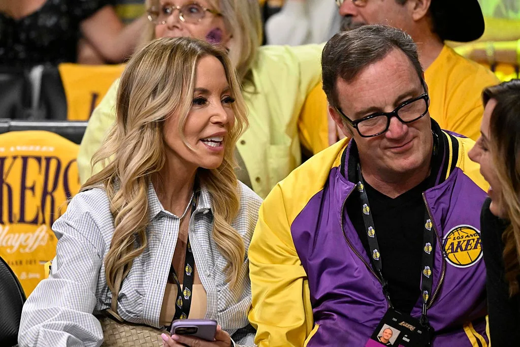 Disputa familiar ameaça venda bilionária do Los Angeles Lakers; entenda