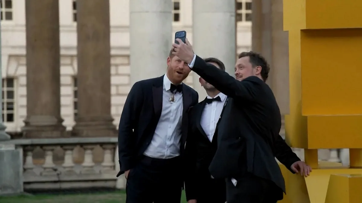 Auftritt Prinz Harry in London - Alle wollen ein Foto mit ihm
