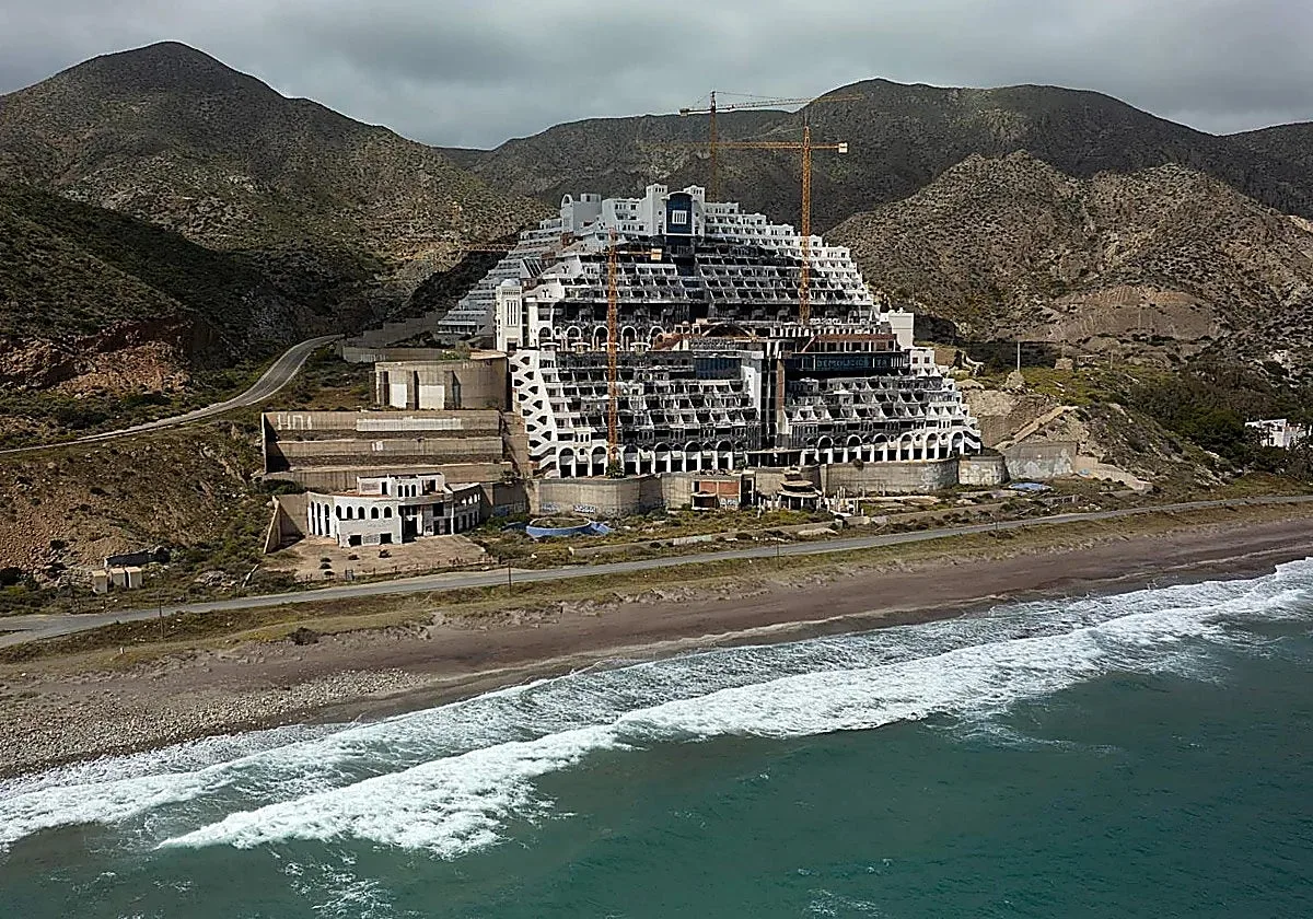 Gobierno y Junta aseguran ir de la mano para restablecer la legalidad en El Algarrobico