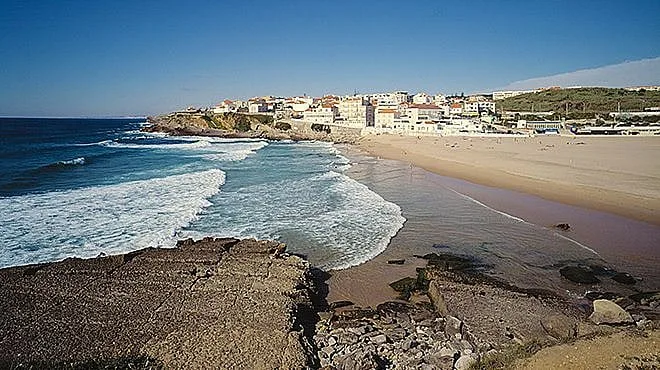 Câmara de Sintra estende estacionamento pago nas praias durante todo o ano