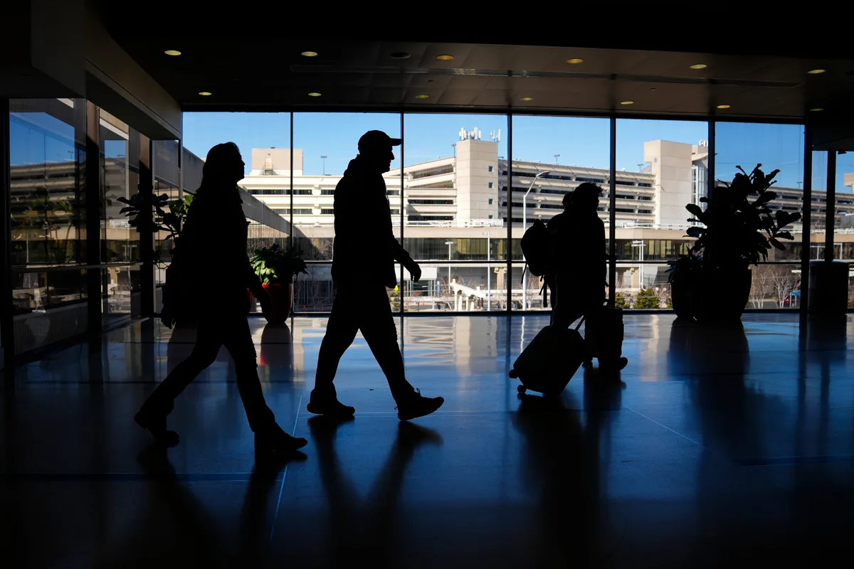 Un importante aeropuerto de EEUU activa una alerta tras el paso de una persona infectada con uno de los virus más contagiosos