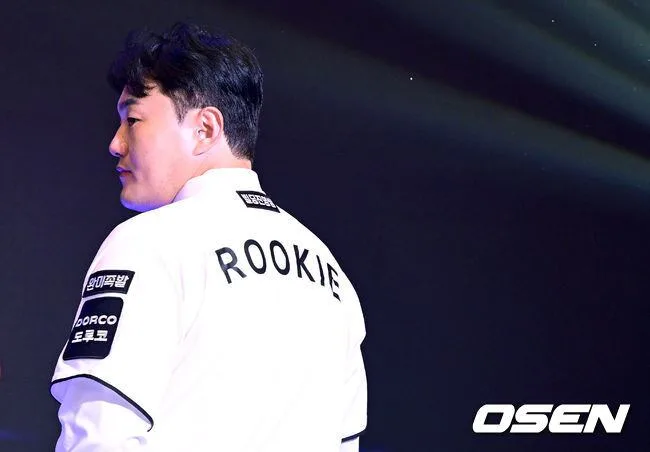 [사진]KT 지명 받은 최지만, KBO리그 유니폼에 새겨진 '루키'