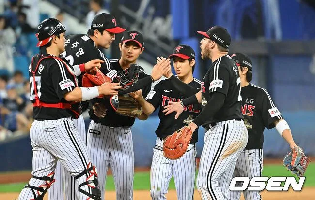 [사진] 4연패 탈출 기쁨 나누는 오스틴과 LG 선수들