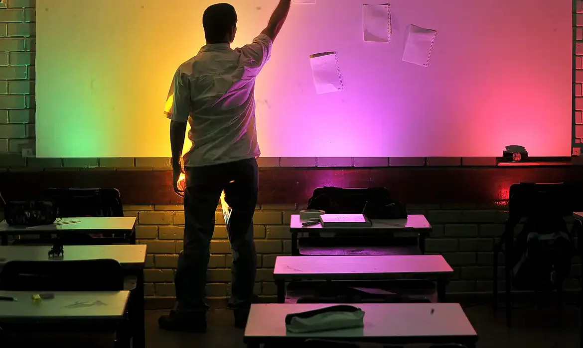 Professor, ninguém fica rico estudando!
